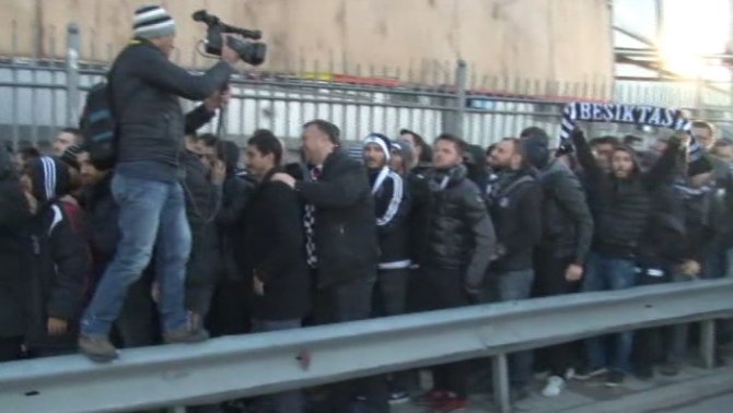 Beşiktaşlı Taraftarlar Kadıköy’e Geldi