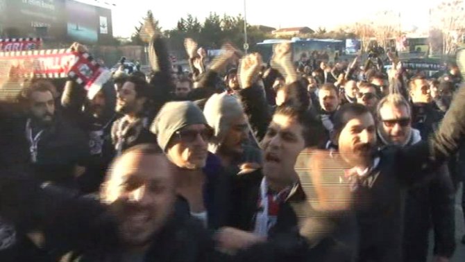 Beşiktaşlı Taraftarlar Kadıköy’e Geldi
