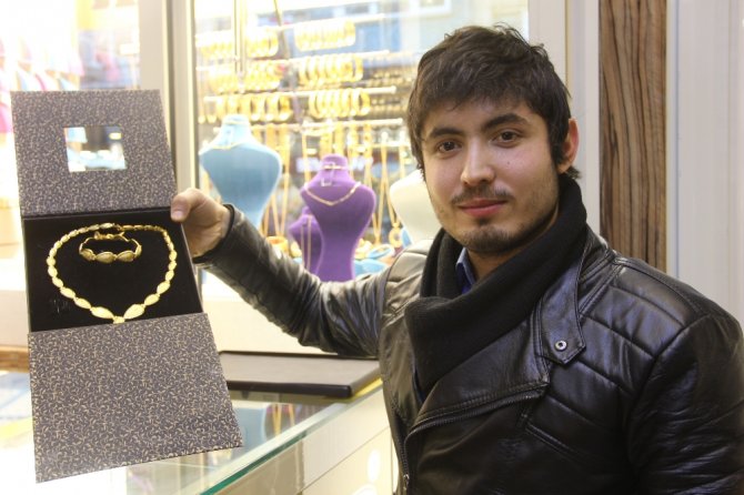 Döviz Bozduran Soluğu Kuyumcuda Aldı