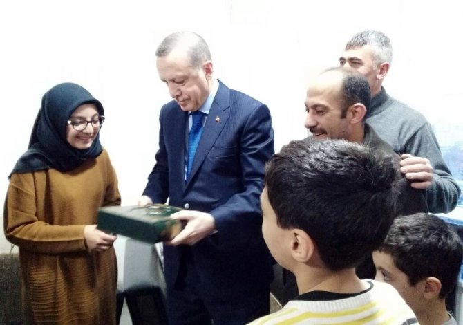 Erdoğan Pankart Açan Genç Kızın Evini Ziyaret Etti
