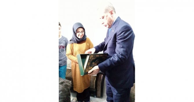Erdoğan Pankart Açan Genç Kızın Evini Ziyaret Etti