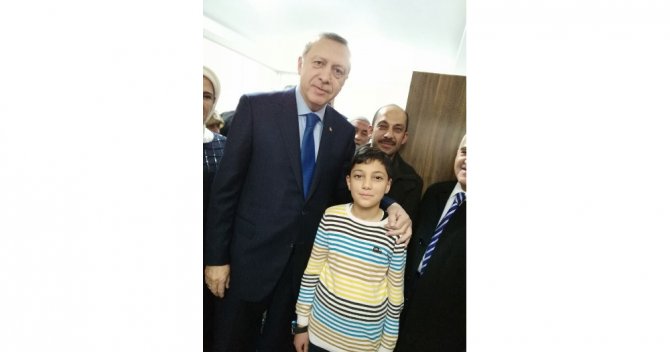 Erdoğan Pankart Açan Genç Kızın Evini Ziyaret Etti