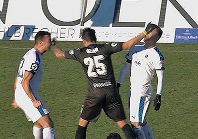 Eski Galatasaraylı Almanya’da Sahayı Karıştırdı
