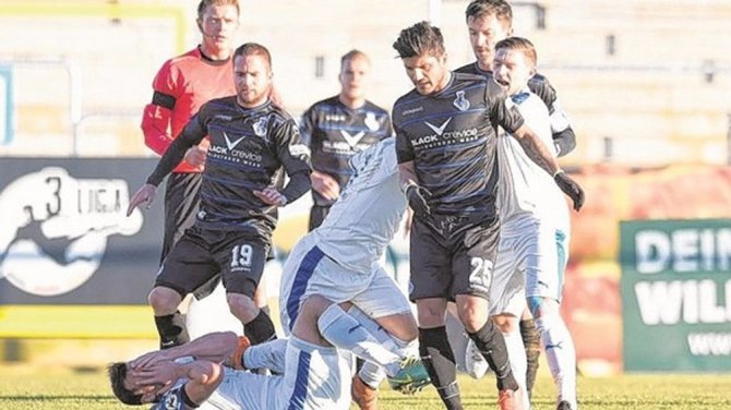 Eski Galatasaraylı Almanya’da Sahayı Karıştırdı