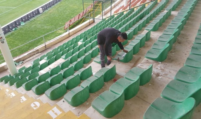 Taraftarlar Stadı Savaş Alanına Çevirdi