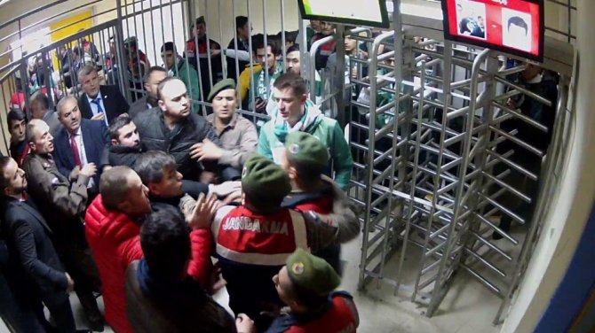 Taraftarlar Stadı Savaş Alanına Çevirdi