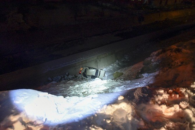 Otomobiliyle 20 Metreden Uçuruma Düştü, Ekipler Her Yerde Sürücüyü Aradı