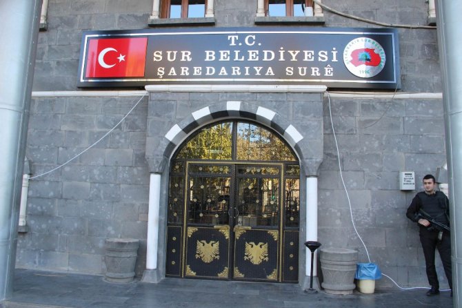 Sur Belediyesi’ne 15 Yıl Sonra Türk Bayraklı Tabela