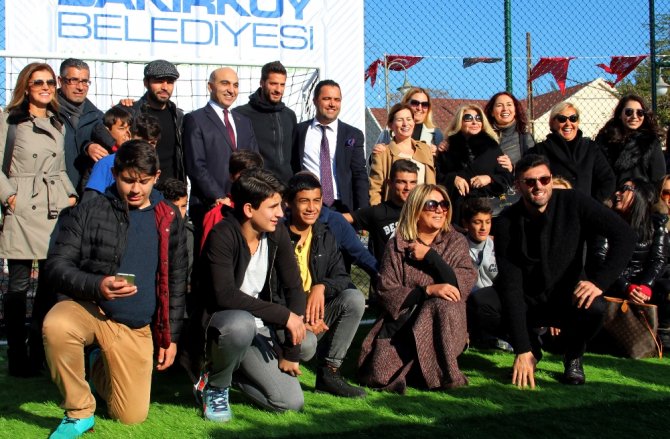 Futbolcular Çocuklar İçin Halı Sahada