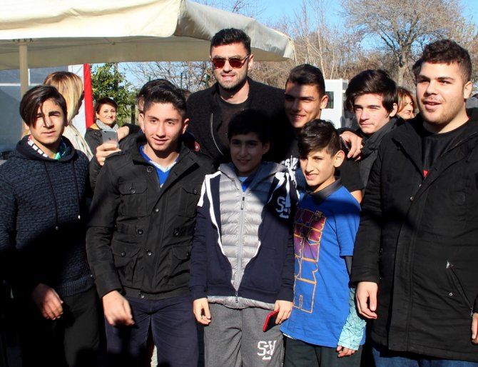 Futbolcular Çocuklar İçin Halı Sahada