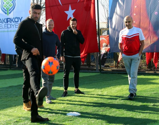 Futbolcular Çocuklar İçin Halı Sahada