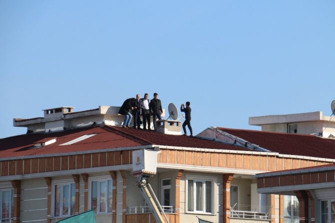 Erdoğan’ı Görebilmek İçin Çatılara Çıktılar