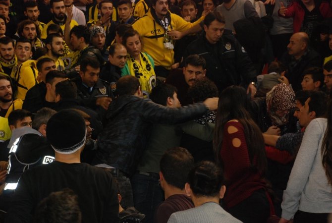 Fenerbahçe Maçında Taraftarlar Arasıdna Gerginlik