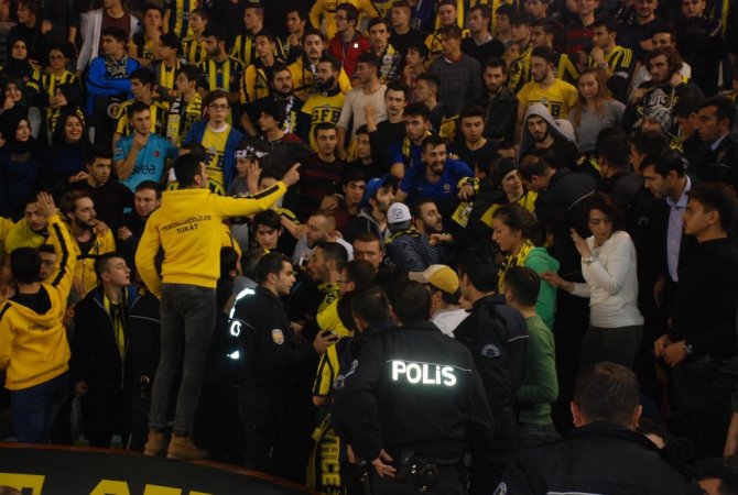 Fenerbahçe Maçında Taraftarlar Arasıdna Gerginlik