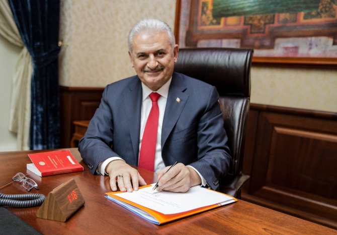 Yıldırım’ın Teklifi İmzalarken Fotoğrafı Paylaşıldı