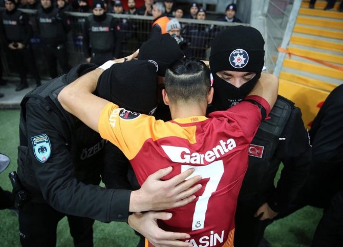 Yasin Öztekin Gol Sevincini Polislerle Yaşadı