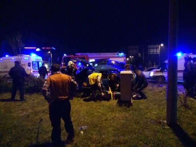 Jandarma Minibüsü İle Otomobil Çarpıştı: 7 Yaralı