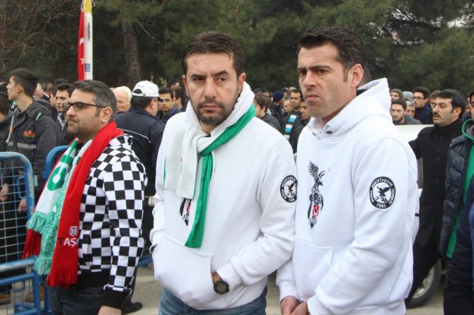 Bursaspor Ve Beşiktaş Taraftarları Omuz Omuza