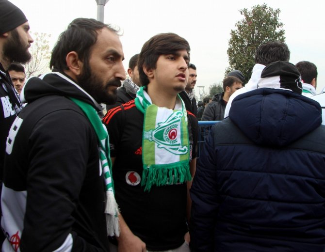 Bursaspor Ve Beşiktaş Taraftarları Omuz Omuza