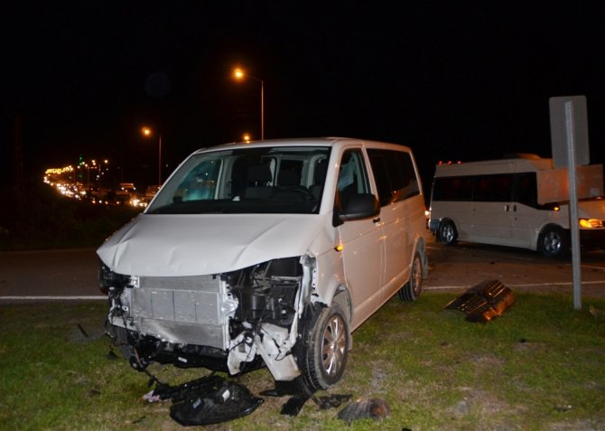 İki Minibüs Çarpıştı: 11 Yaralı