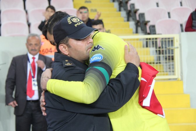 Yeşil Sahada Duygu Dolu Anlar