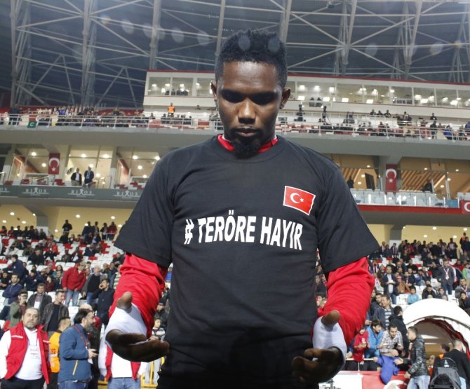 Eto’o’dan Terör Kurbanlarına Dua