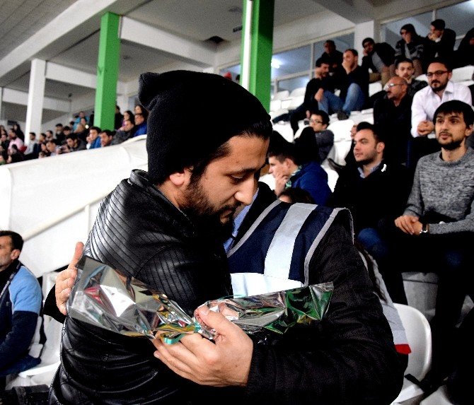 Yeşilgiresun Belediyespor Taraftarından Polislere Karanfil