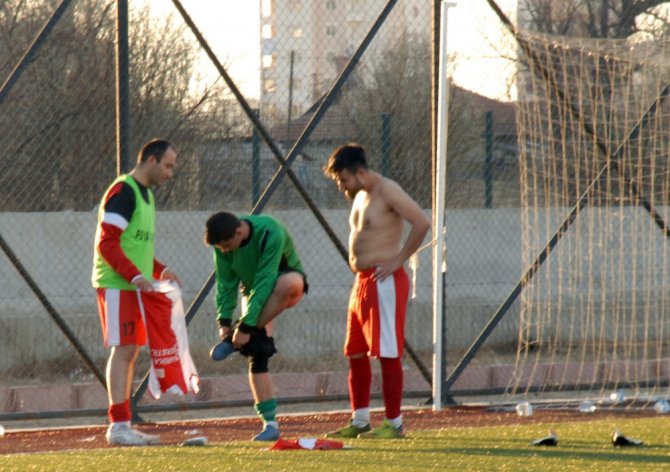 Oyuncu Değiştirmeden 3 Kez Kaleci Değiştirdiler