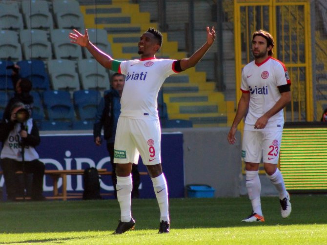 Eto’o’dan 3 Dilde Teşekkür