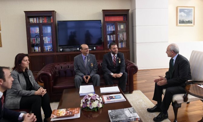 Kılıçdaroğlu Gaziler Ve Şehit Aileleri Vakfı Başkanını Kabul Etti