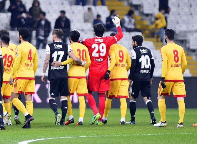 İlk 15 Dakika Sessiz Geçti