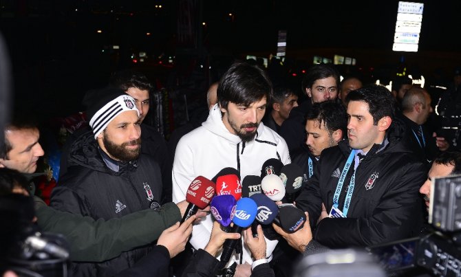 Beşiktaş’ın Yıldızları Şehitler Tepesi’ne Çelenk Bıraktı