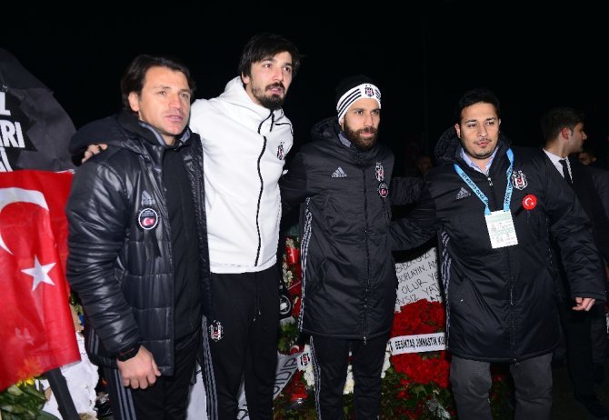 Beşiktaş’ın Yıldızları Şehitler Tepesi’ne Çelenk Bıraktı