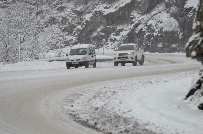 Kar Ve Buzlu Yollar Zigana Dağı Ve Geçidi’nde Sürücülere Zor Anlar Yaşatıyor