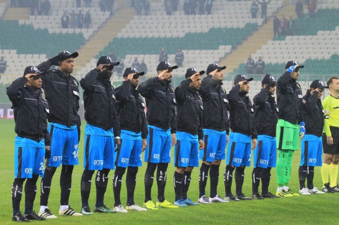 Bursaspor Sahaya Çevik Kuvvet Montlarıyla Çıktı