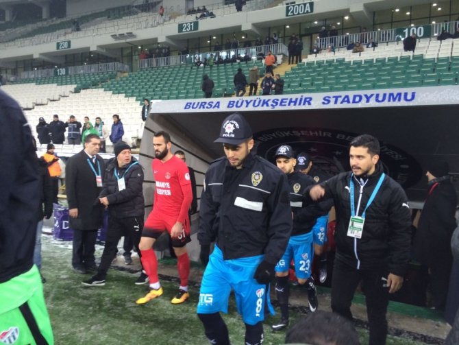 Bursaspor Sahaya Çevik Kuvvet Montlarıyla Çıktı