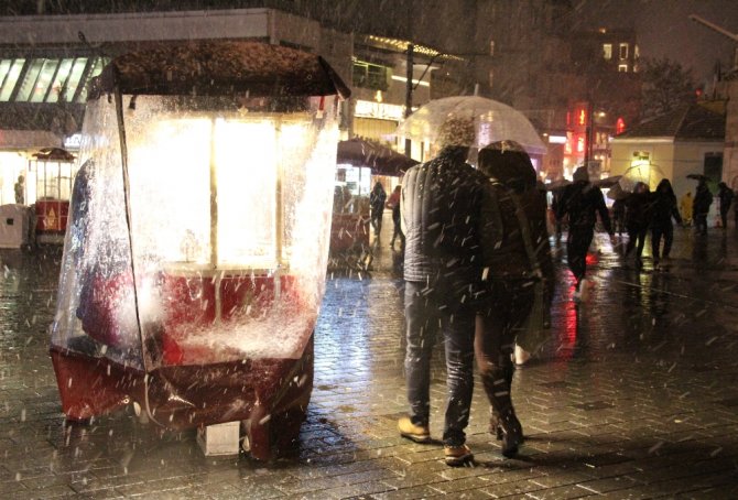 Şehitler Tepesi Ve Taksim Meydanı’ında Kar Yağışı