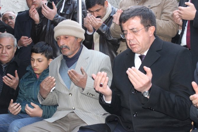 Bakan Zeybekçi Şehit Ailesini Ziyaret Etti
