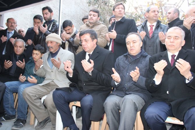 Bakan Zeybekçi Şehit Ailesini Ziyaret Etti