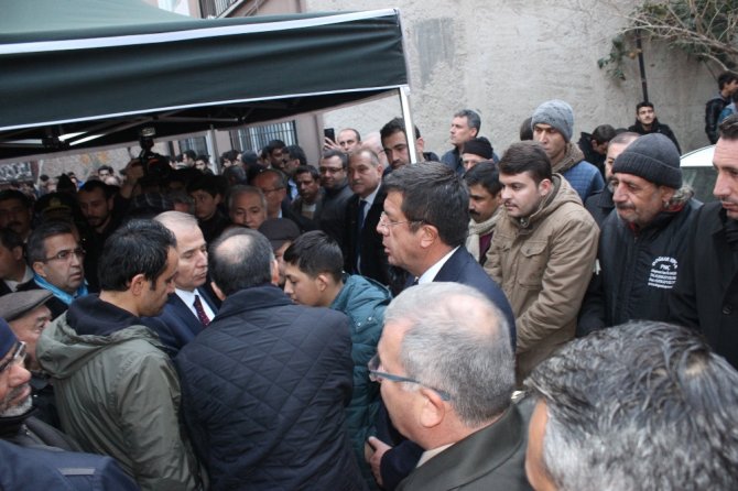 Bakan Zeybekçi Şehit Ailesini Ziyaret Etti