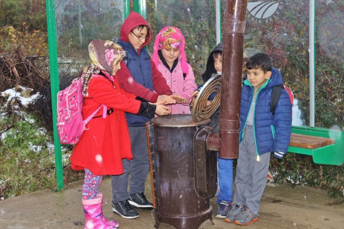Çocuklar Üşümesin Diye
