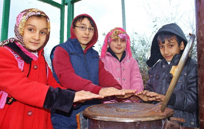 Çocuklar Üşümesin Diye