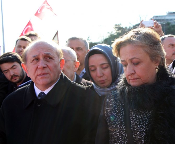 Ak Parti’li Milletvekilleri Şehitler Tepesinde Dua Etti