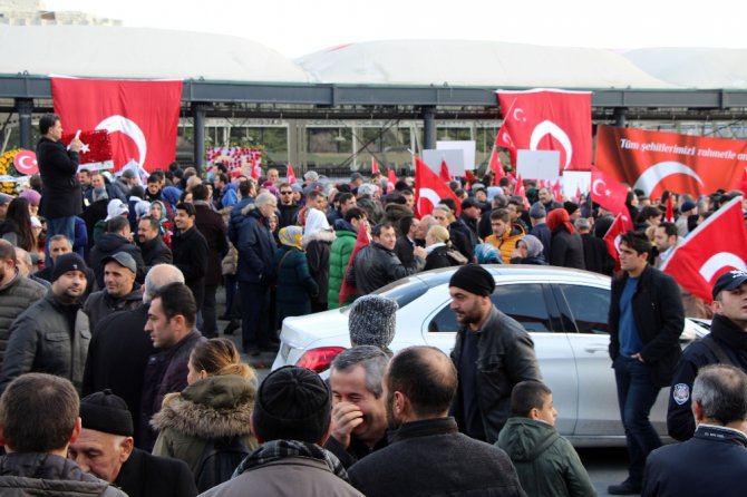 Ak Parti’li Milletvekilleri Şehitler Tepesinde Dua Etti