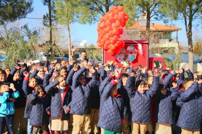 On Bin Çocuğa Sıcacık Hediye: Emre Altuğ Da Destek Verdi