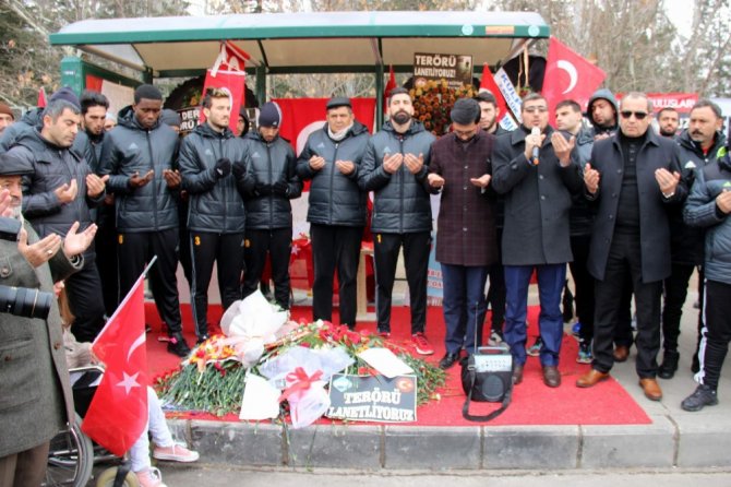 Kayserisporlu Futbolcular Saldırının Gerçekleştiği Yerde Dua Etti