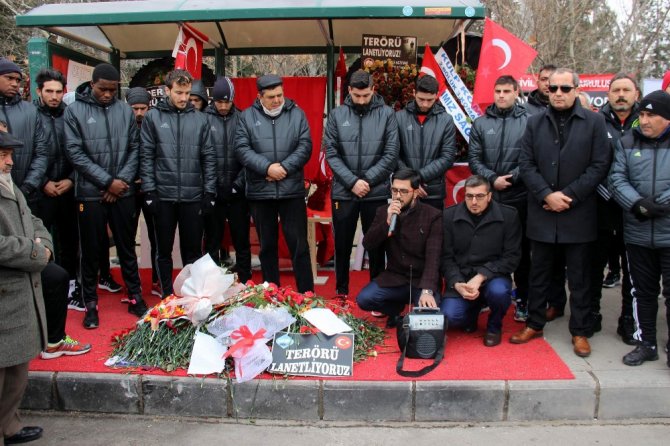 Kayserisporlu Futbolcular Saldırının Gerçekleştiği Yerde Dua Etti