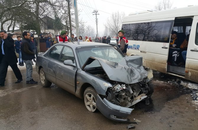 Otomobil Öğrenci Servisi İle Çarpıştı: 12 Yaralı