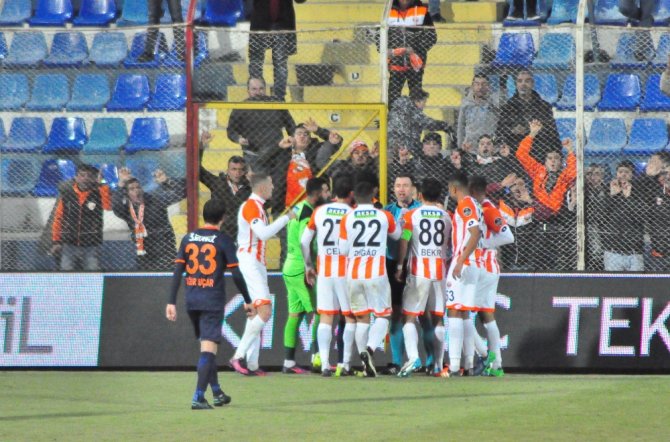 Lidere Adanaspor Çelmesi