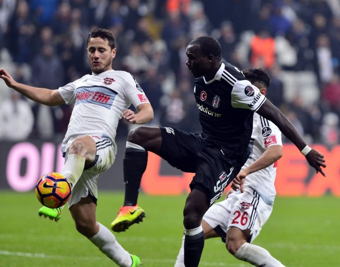 Beşiktaş İlk Yarıyı Önde Kapattı